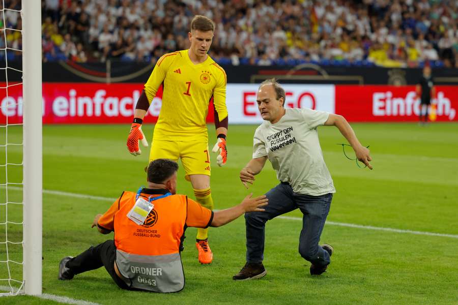 Marc-André ter Stegen musste im DFB-Länderspiel gegen Kolumbien auch externe Gefahren abwehren.