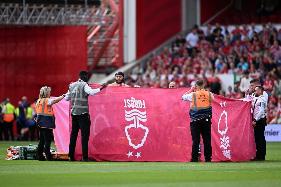 Equipa médica cuida de Danilo após a lesão