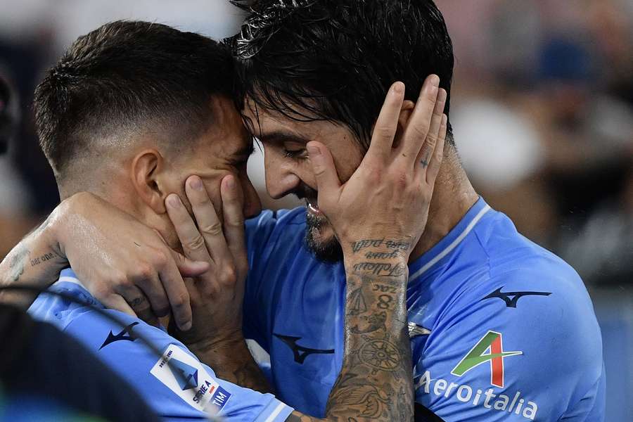 Luis Alberto y Mattia Zaccagni celebran un gol.