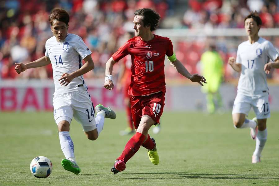 Tomáš Rosický v posledním vzájemném zápase před 10 lety. Tomáš Rosický v posledním vzájemném zápase před 10 lety.