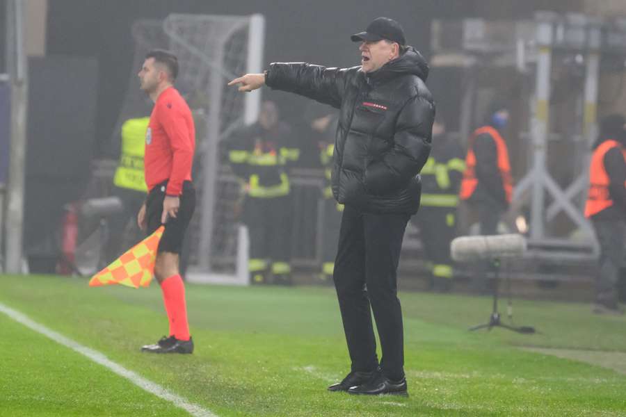 Weiss sledoval remízu svojich zverencov. Weiss sledoval remízu svojich zverencov.