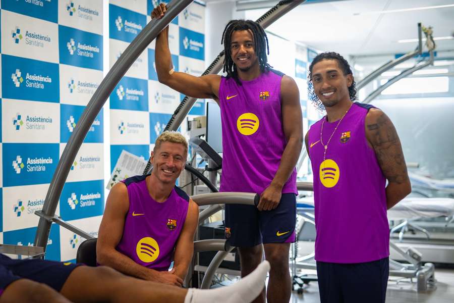 Lewandowski, con nuevo look, Koundé y Raphinha, en el reconocimiento médico 