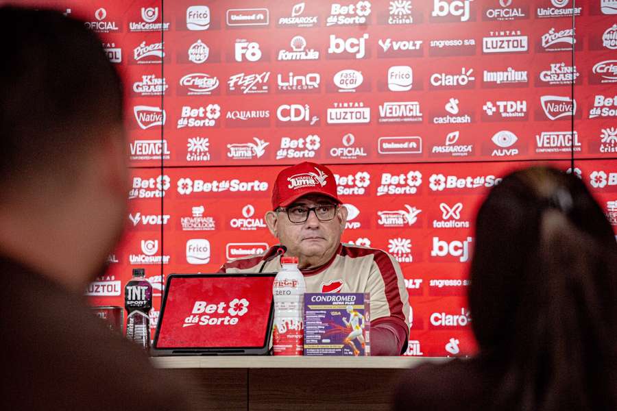 Guto Ferreira, técnico do Vila Nova