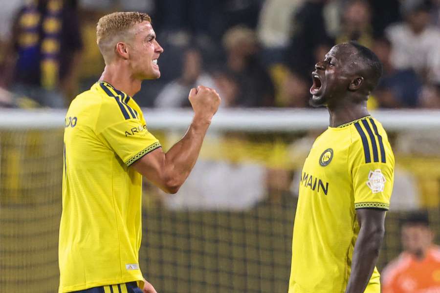Cristiano Ronaldo e Sadio Mané vibram após gol do craque português ser confirmado