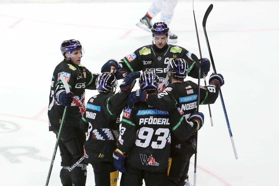 Die Eisbären jubeln über einen wichtigen Heimsieg