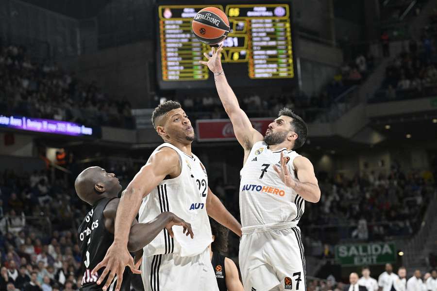 Campazzo y Tavares, ante Sy, en el Real Madrid- París