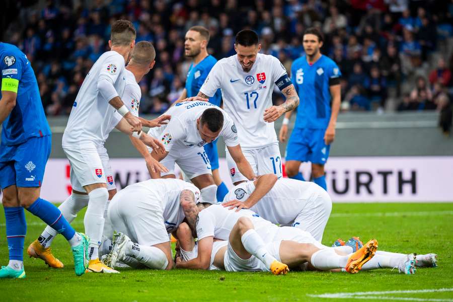 Radosť Hamšíka so spoluhráčmi po víťaznom góle Slovenska