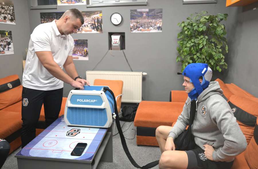 Športový lekár Michal Fečík a útočník Peter Repčík počas prezentácie PolarCap.