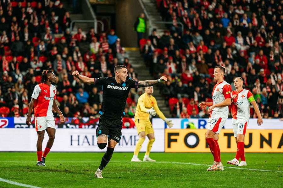 Erik Jirka slaví gól do sítě Slavie.