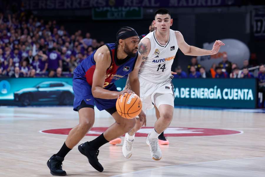 Gabi Deck, ante Jabari Parker en el Clásico