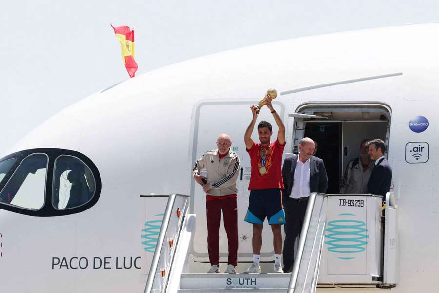 Rodri, en el avión nada más aterrizar en suelo español Rodri, en el avión nada más aterrizar en suelo español