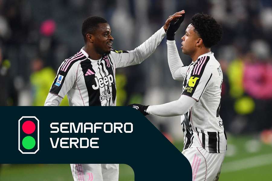 Kalulu e McKennie festeggiano un gol Kalulu e McKennie festeggiano un gol