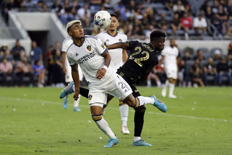 LAFC-aanvaller Kwadwo Opoku in actie tegen LA Galaxy-verdediger Julian Araujo