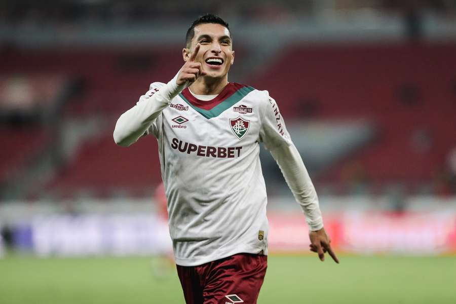 Serna fez o primeiro gol do Fluminense na partida