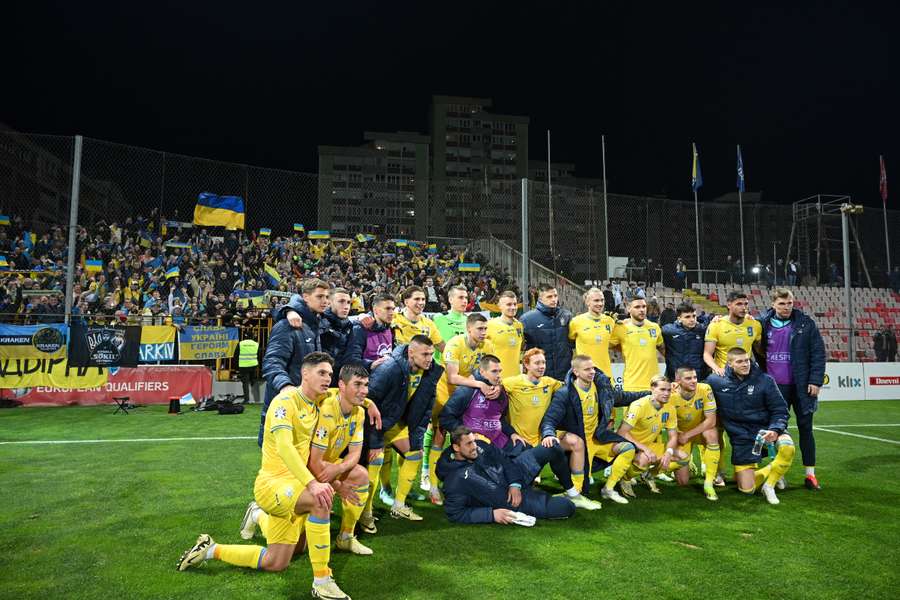 Los jugadores de Ucrania celebran su victoria ante Bosnia en las semifinales de la repesca