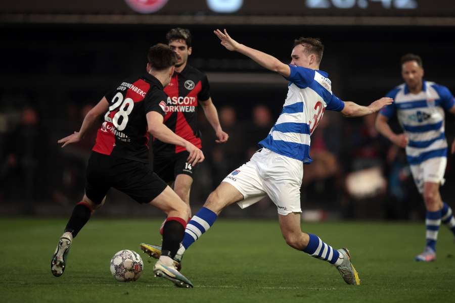 Stije Resink of Almere City (L) in duel met Thomas Beelen