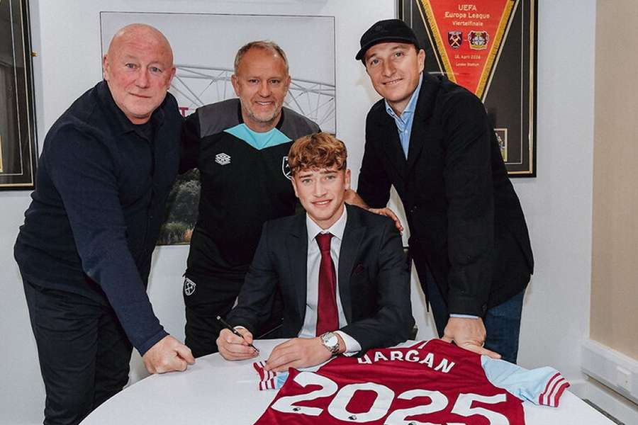 "Buzzing" Hargan signs pro terms with West Ham
