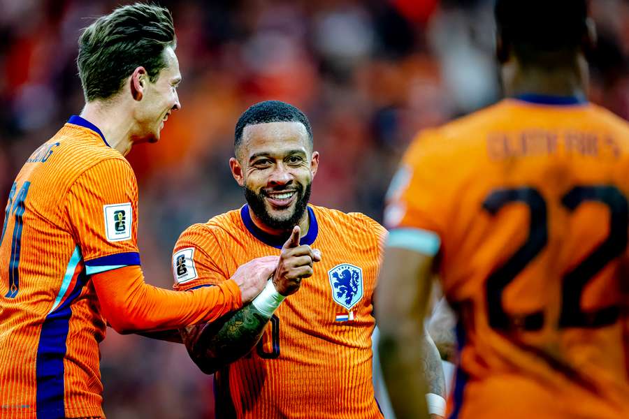 Memphis Depay é celebrado pelos companheiros em grande exibição contra Malta