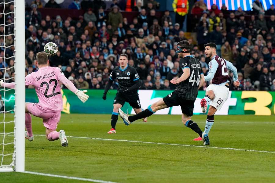 Marco Asensio, del Aston Villa, marca el 1-0 durante el partido de Liga de Campeones contra el Club Brujas