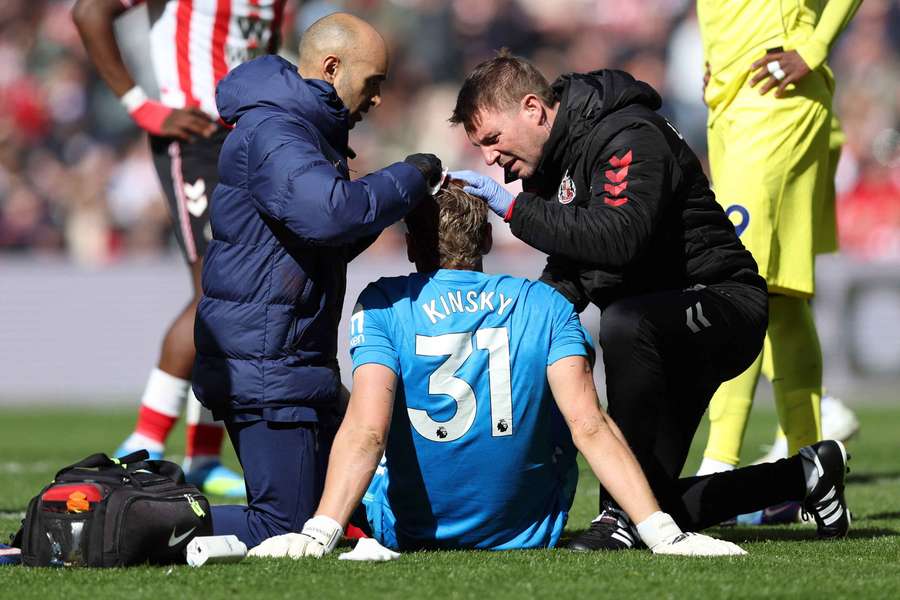 Kinský musel být při prohře v Sunderlandu ošetřován.