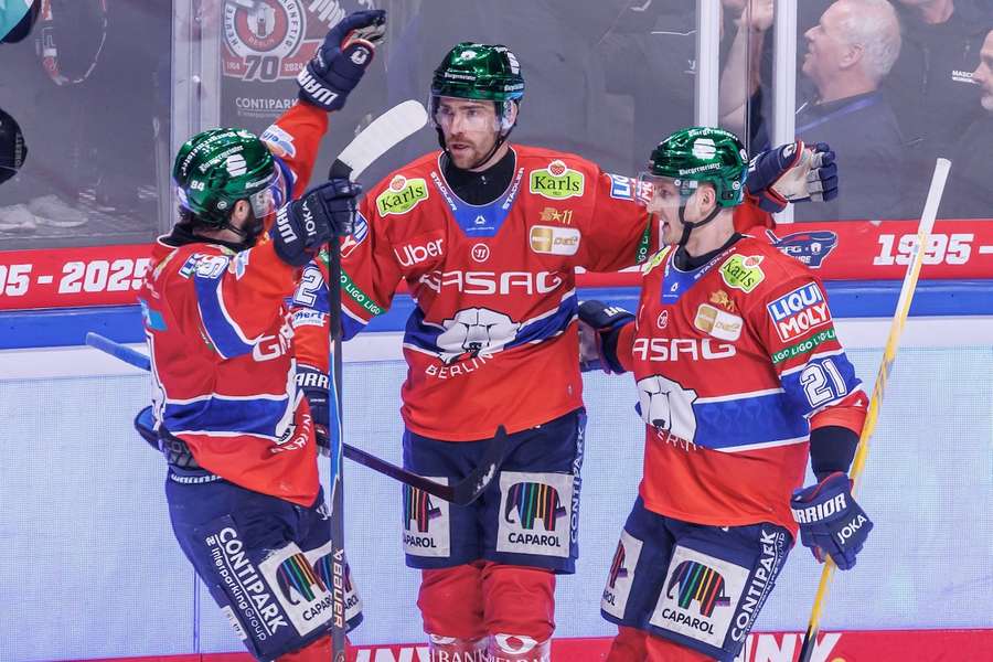 Marcel Noebels und seine Kollegen der Eisbären haben das Halbfinale der DEL-Playoffs erreicht.