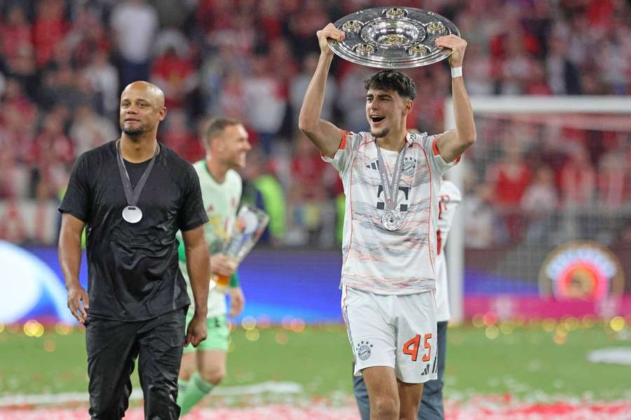 Aleksandar Pavlovic und Vincent Kompany wollen die Meisterschaft verteidigen.