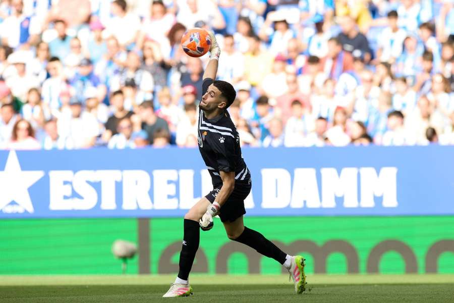 Espanyol goalkeeper Garcia agrees Barcelona contract adjustment