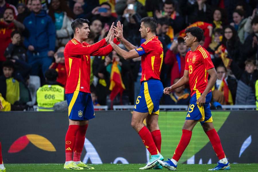 Rodri celebra con Morata y ante Lamine Yamal su primer gol 