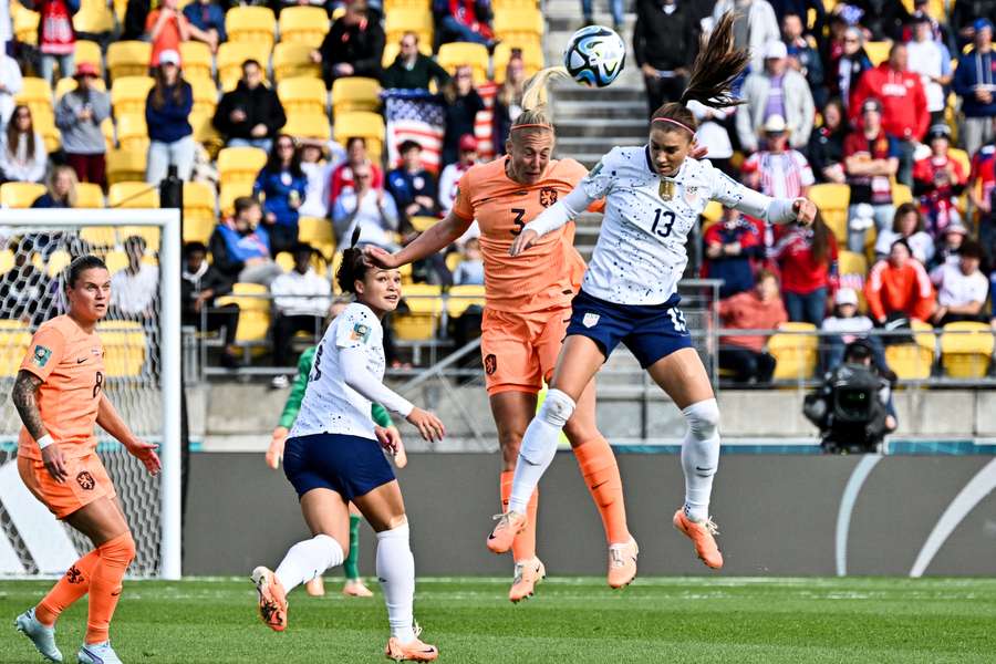 Stefanie van der Gragt in het kopduel tegen Alex Morgan