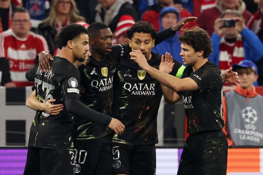 Dembélé é celebrado pelos companheiros após marcar na Allianz Arena 
