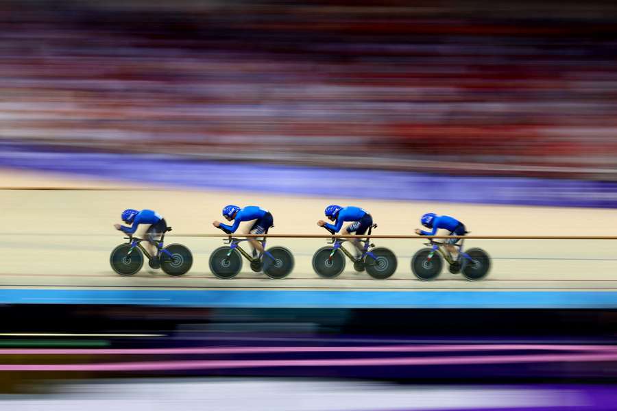 Italy in team pursuit action