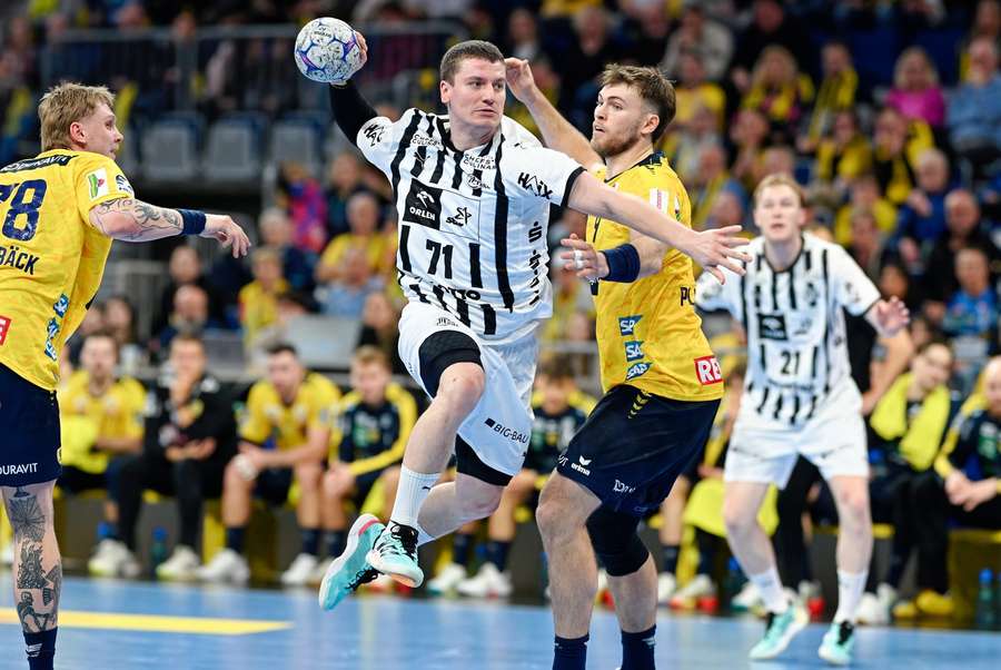 Elias Ellefsen á Skipagøtu em ação pelo THW Kiel frente ao Rhein-Neckar Löwen