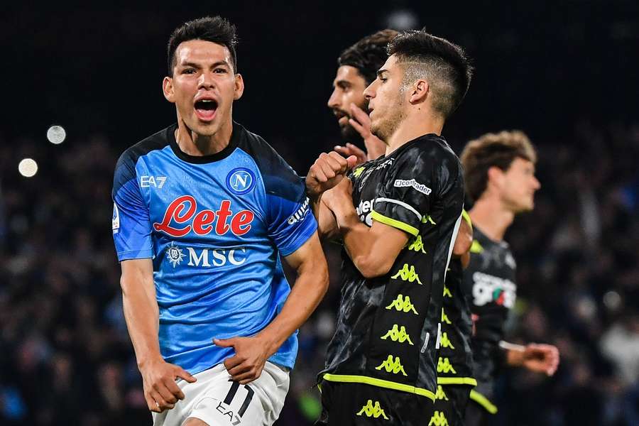 Nápoles vence Empoli (2-0) e segue invicto
