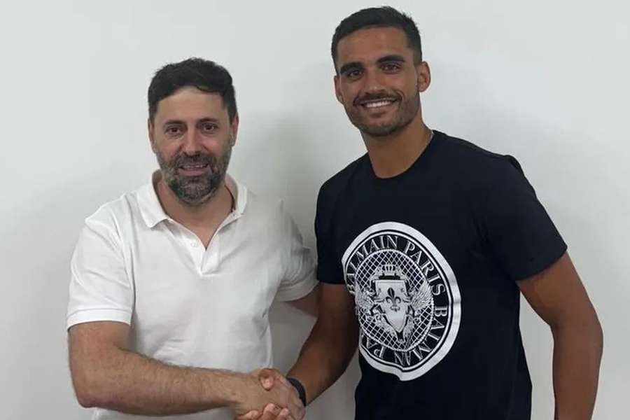 Tiago Simões assinou pelo Chaves