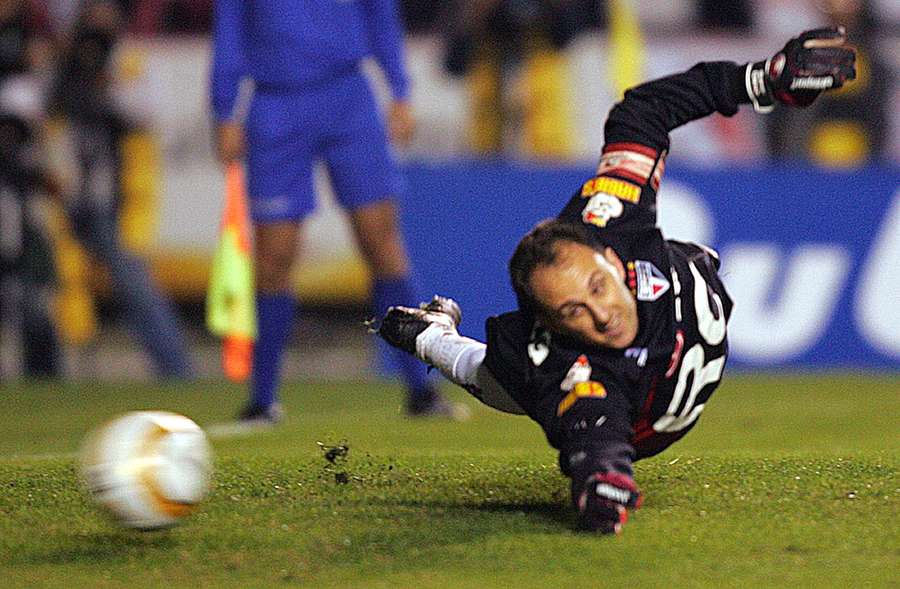 Ceni defende um pênalti na final da Libertadores de 2005 contra o Atlético Paranaense no Morumbi; São Paulo campeão Ceni defende um pênalti na final da Libertadores de 2005 contra o Atlético Paranaense no Morumbi; São Paulo campeão