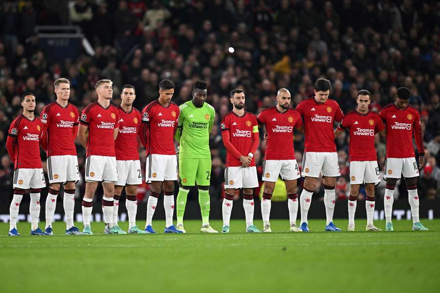 Man Utd players show their respect