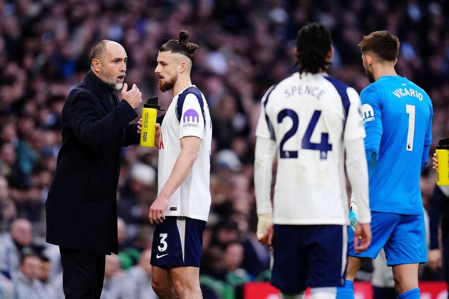 Antrenorul lui Tottenham Hotspur, Igor Tudor, îi dă indicații lui Radu Drăgușin Antrenorul lui Tottenham Hotspur, Igor Tudor, îi dă indicații lui Radu Drăgușin