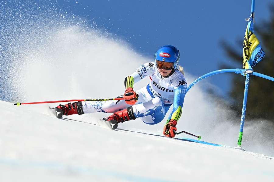 Shiffrin sets fastest time in opening world giant slalom run