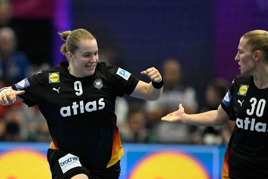 Lisa Antl (l.) und Jenny Behrend jubeln während der Partie gegen Spanien