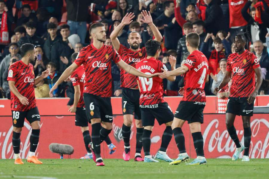 Muriqi y sus compañeros celebran el cuarto gol del Mallorca.