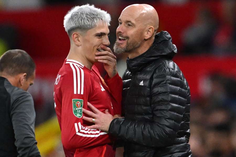 Ten Hag conversa com Garnacho durante jogo da Copa da Liga Inglesa 