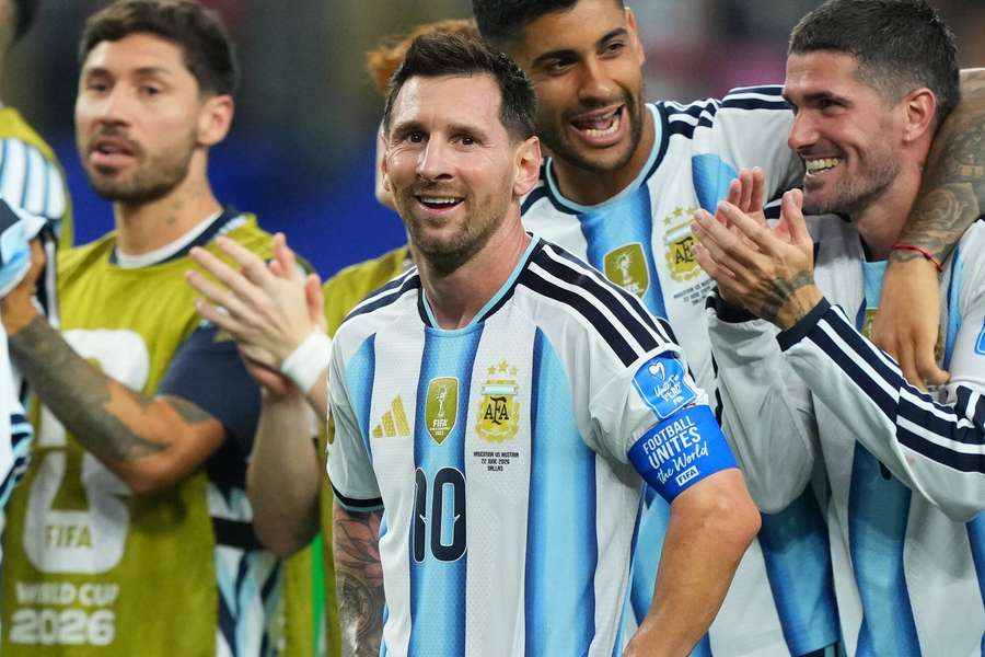Lionel Messi świętuje wraz z kolegami w meczu fazy grupowej Mistrzostw Świata 2026 pomiędzy Argentyną a Austrią, 22 czerwca 2026 r. w Dallas w USA. Lionel Messi świętuje wraz z kolegami w meczu fazy grupowej Mistrzostw Świata 2026 pomiędzy Argentyną a Austrią, 22 czerwca 2026 r. w Dallas w USA.