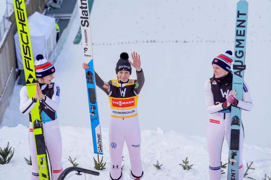 Nika Prevc (w środku) świętująca triumf w Oslo 