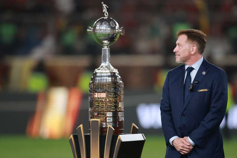 Alejandro Dominguez, presidente da CONMEBOL, com a cobiçada Copa Libertadores Alejandro Dominguez, presidente da CONMEBOL, com a cobiçada Copa Libertadores