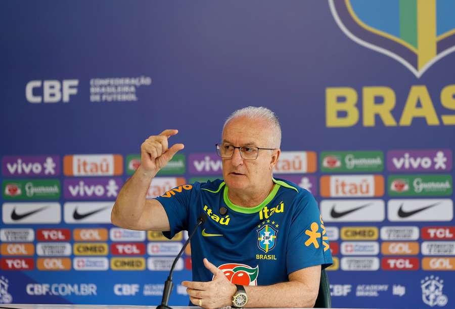 Dorival Júnior chega para o duelo com o Chile pressionado por resultados