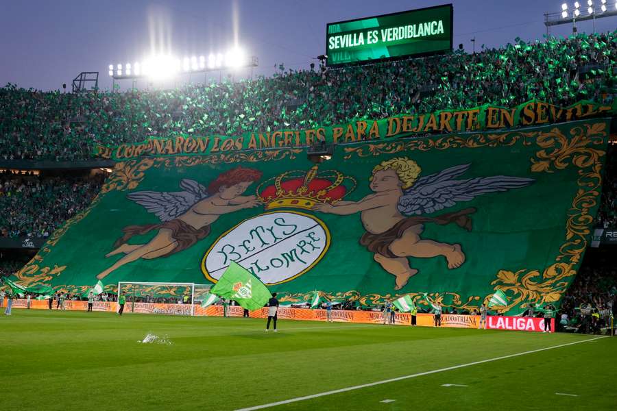 Mosaico de la afición bética en el último derbi sevillano