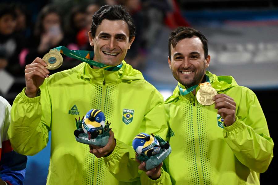 André Loyola e George Soto com as medalhas de ouro no pódio em Santiago