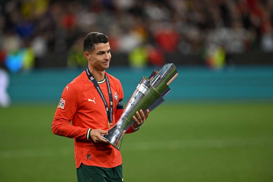 Cristiano Ronaldo s trofejí pro vítěze Ligy národů.