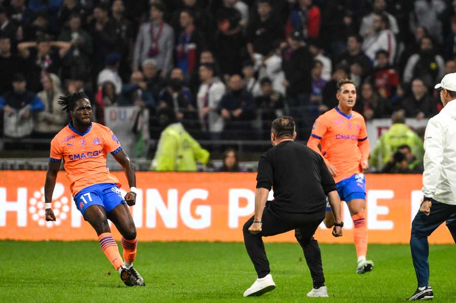 De Zerbi runs onto the pitch after Rowe's late winner