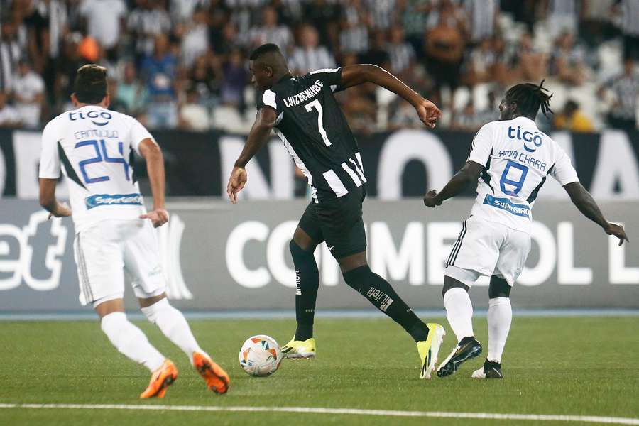 No Nilton Santos, o Botafogo foi derrotado pelo Junior por 3 a 1